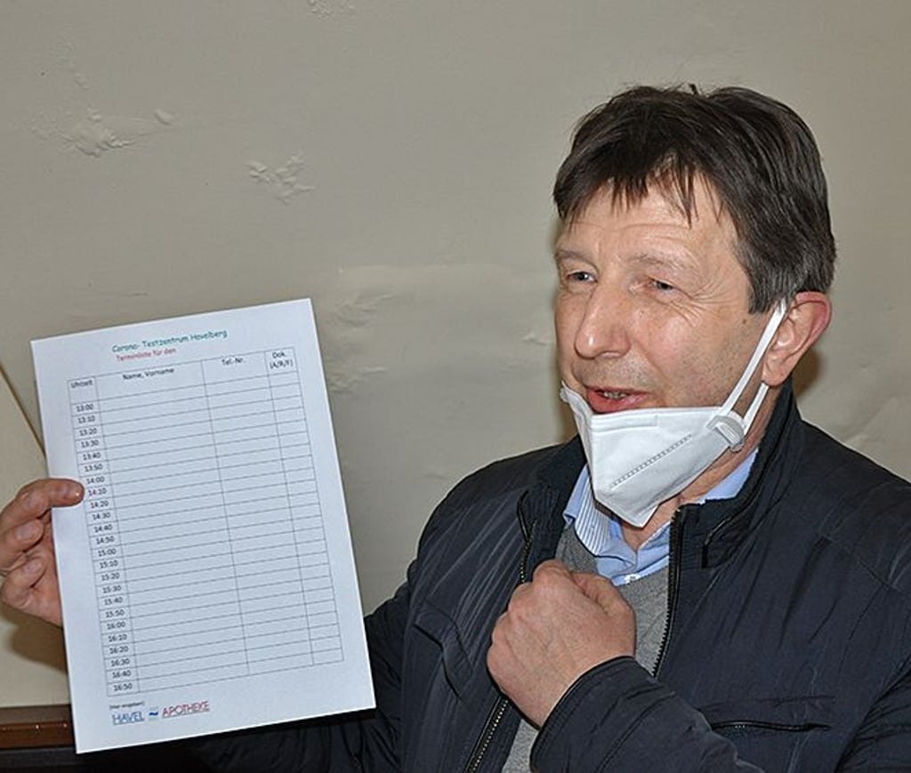 Gerald Friedl zeigt den Terminplan. Anmeldungen sind ab Montag telefonisch möglich.