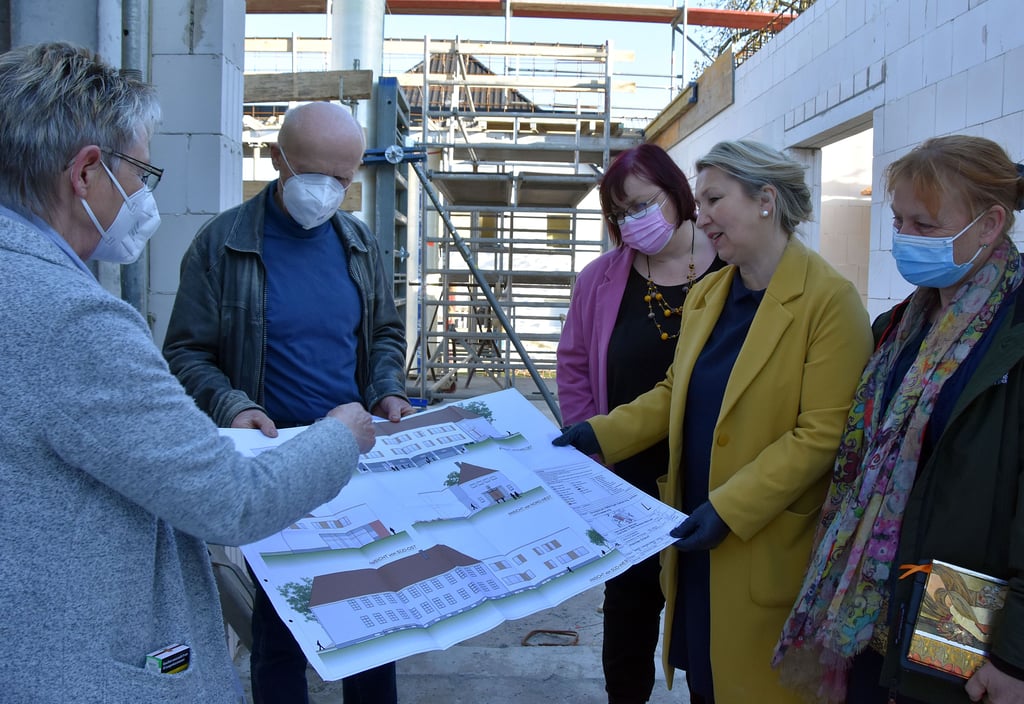 Sabine Fischer (v.l.), Mitarbeiterin des Bauamtes, erläutert auf der Baustelle der Grundschule in Weferlingen für Jörg Lauenroth-Mago, Uta Bruns, Bogumila Jacksch und Christiane Schütrumpf die Bauzeichnungen.