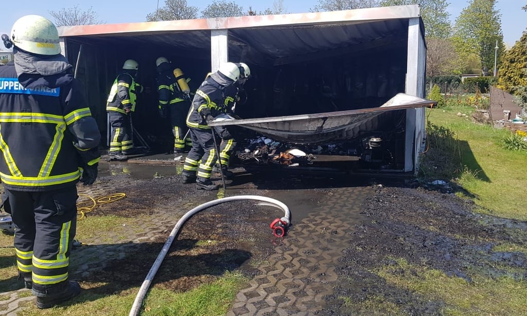 Gut eine Stunde waren Feuerwehrleute aus Halberstadt und Langenstein bei einem Garagenbrand in Langenstein im Einsatz.