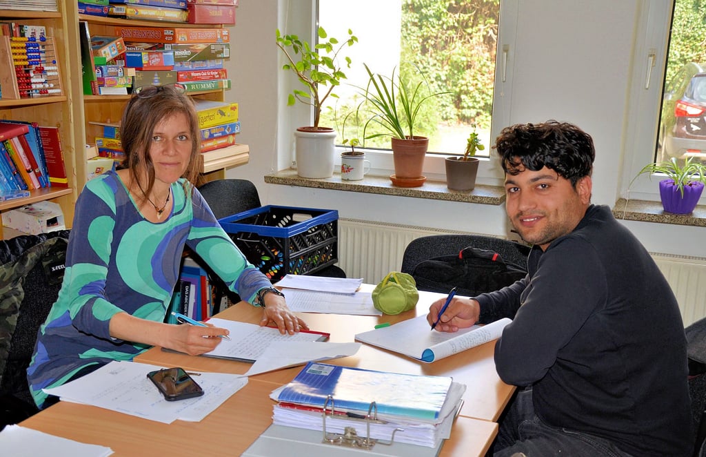 Jördis Wellmann (links) hilft Khaled Najari aus Afghanistan einmal in der Woche bei den Hausaufgaben. Dafür treffen sie sich in der kleinen Markthalle in Stendal. Foto: Leonie Dreier