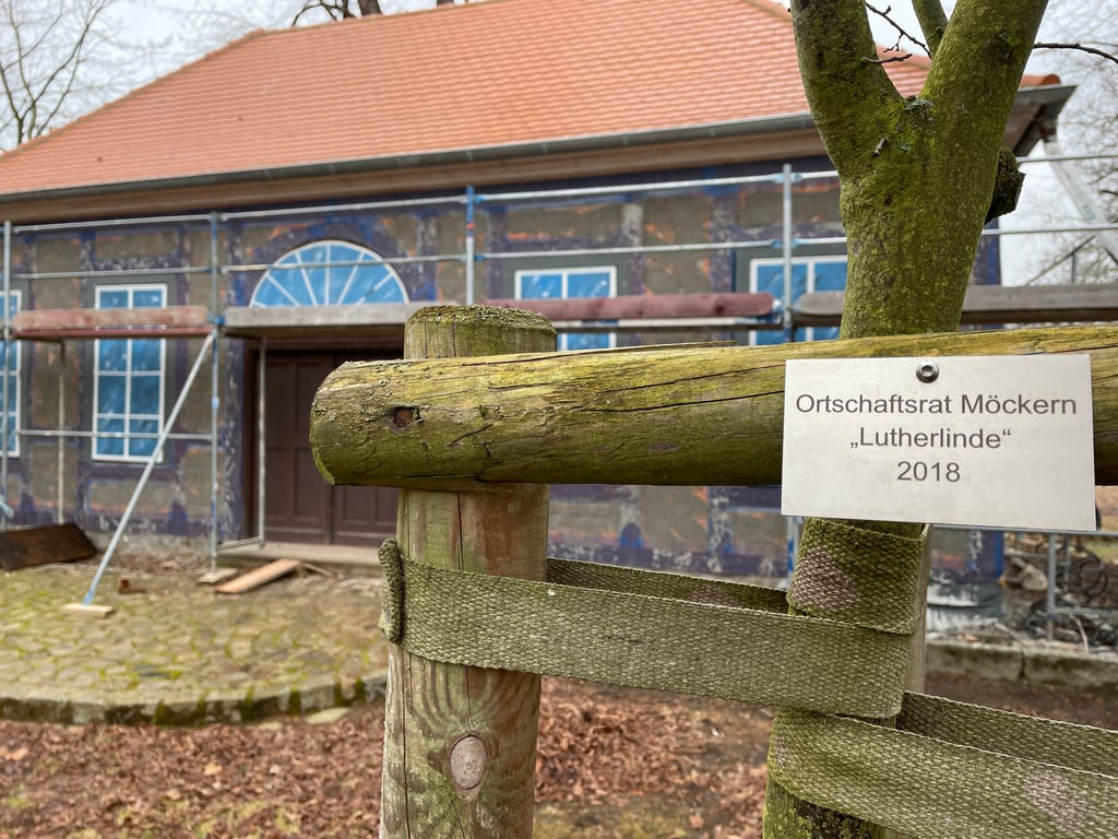 Das Teehaus im Schlosspark Möckern wartet auf seine Sanierung. Im Park müssen weitere Bäume gepflanzt werden.