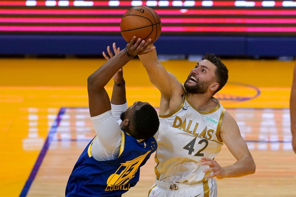 Die Dallas Mavericks um Nationalspieler Maxi Kleber (r) setzten sich bei den Golden State Warriors durch.