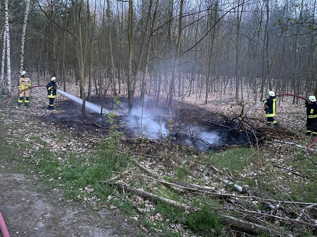 Die Feuerwehr Pretzien-Plötzky rückte zu einem Waldbrand nahe des Sportplatzes in Plötzky aus.