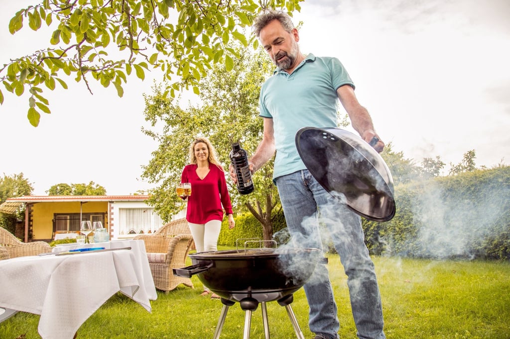 Beim Grillen kann einiges schief gehen: Eine Haftpflichtversicherung kann vor hohen Forderungen schützen.
