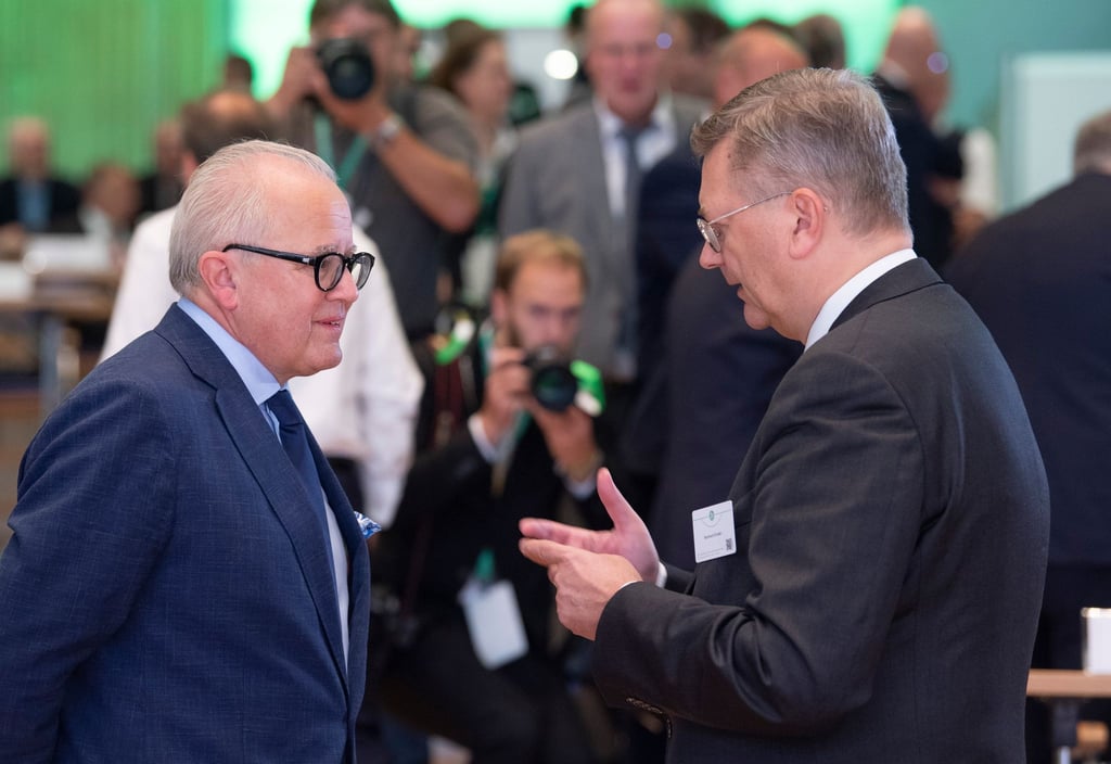 Fritz Keller (l) im Gespräch mit Reinhard Grindel (r).