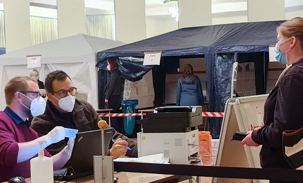 Daniel Kleie (links) und Bellebens Ortsbürgermeister Cristian Müller beim Testlauf in der neuen Teststation im Festsaal des Dorfes.