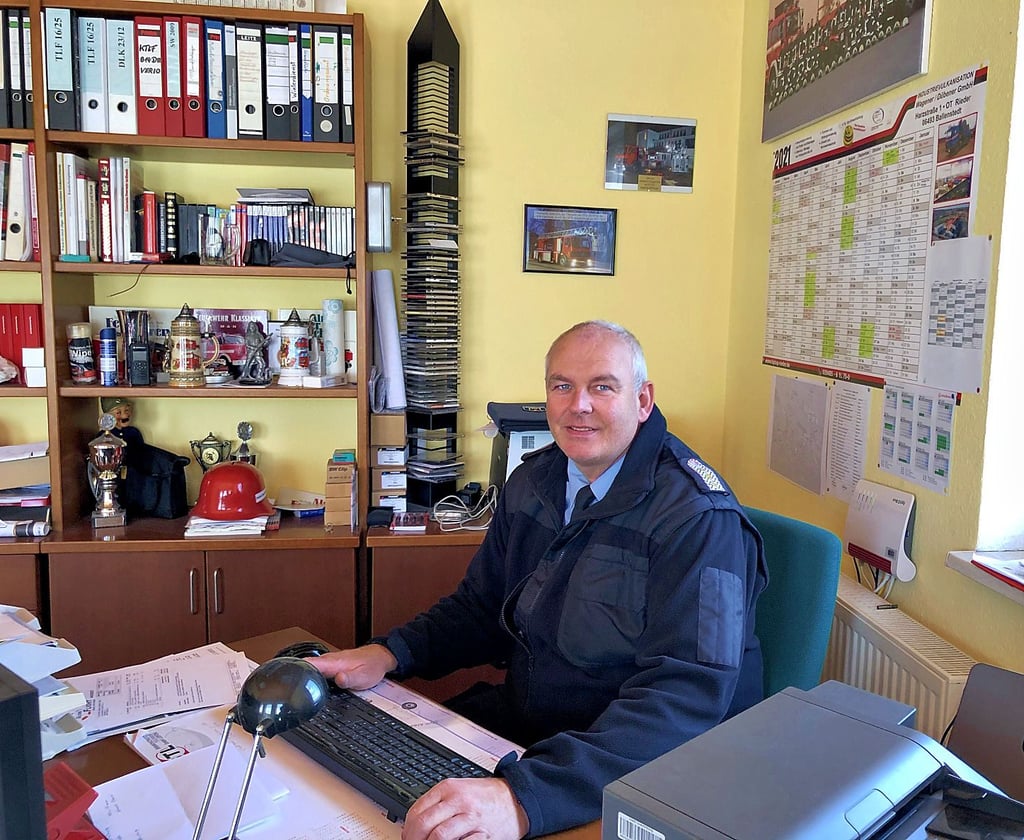 Peter Winter hat 19 Jahre lang die freiwillige Feuerwehr in Gernrode geleitet.Dazu gehörte auch viel Arbeit in seinem Büro im Feuerwehrgerätehaus.