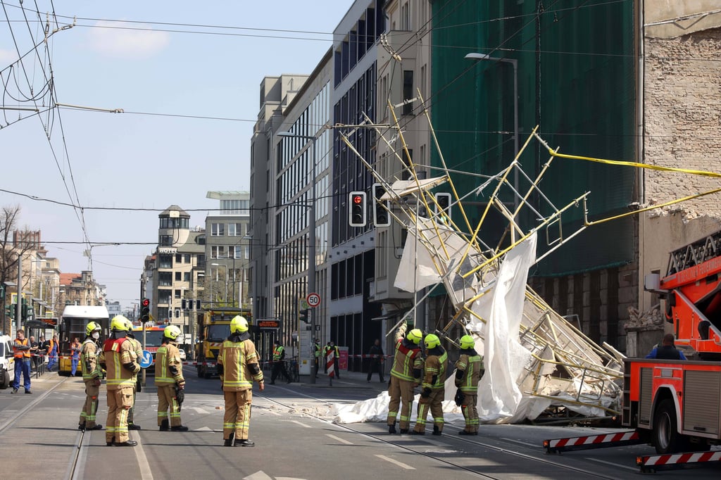 In der Berliner Invalidenstraße ist ein Baugerüst umgestürzt.