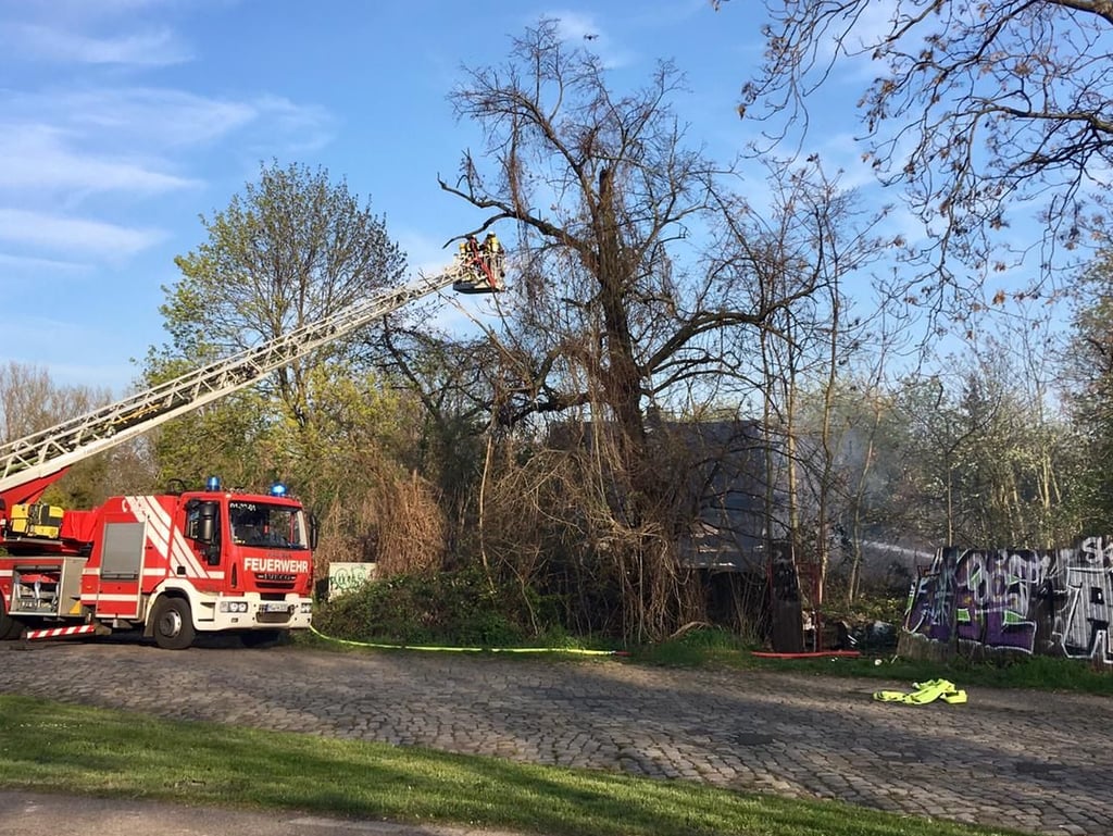 Die Feuerwehr war mit einer Drehleiter im Stadtpark Magdeburg im Einsatz. Hier brannte eine Gartenlaube.