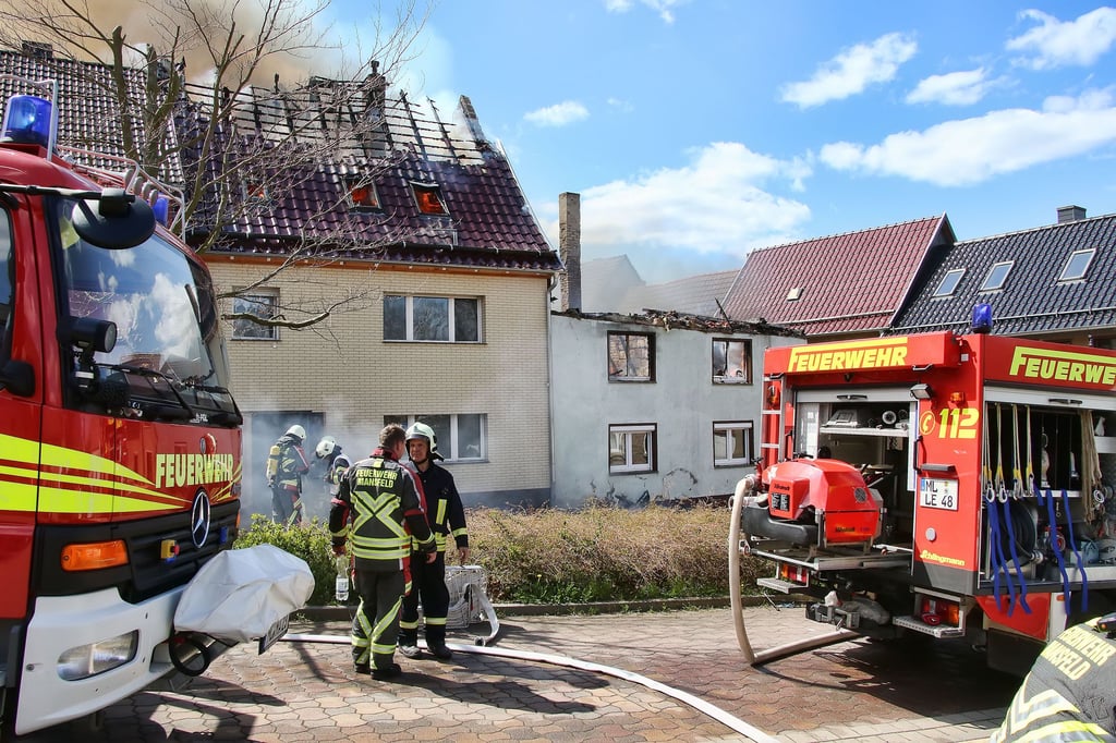 Ein Dachstuhlbrand in Mansfeld beschädigte insgesamt drei Häuser.