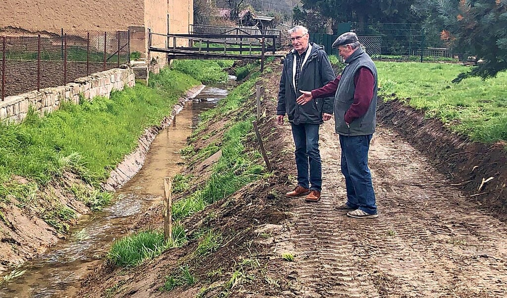 Günter Höroldt, Geschäftsführer vom Unterhaltungsverband Untere Unstrut, mit Hartmut Blödtner am Bach in Liederstädt