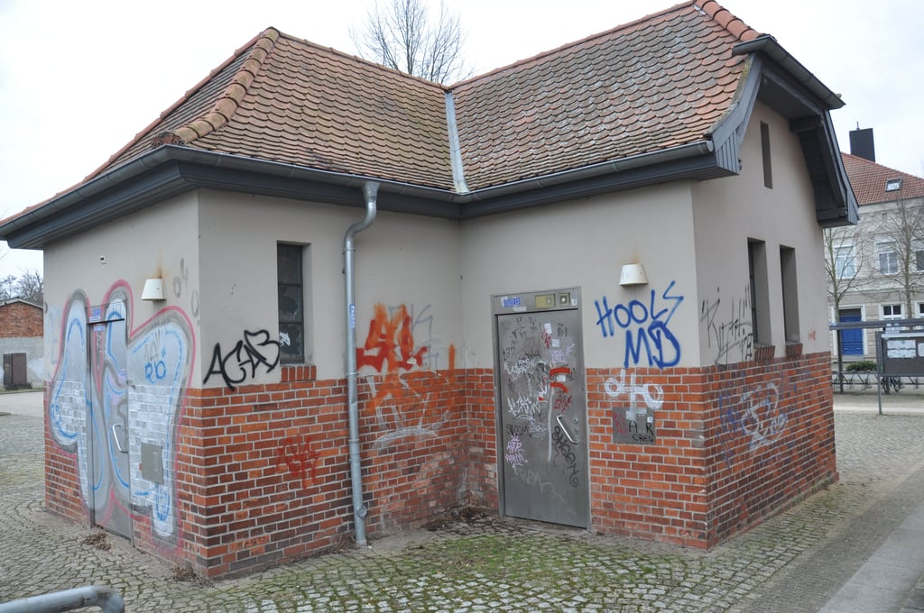 Blick auf die letzte öffentliche Toilette der Stadt Osterburg. Sie wurde bis 2013 betrieben und dann aufgrund regelmäßiger Verschmutzungen und Zerstörungen dichtgemacht.