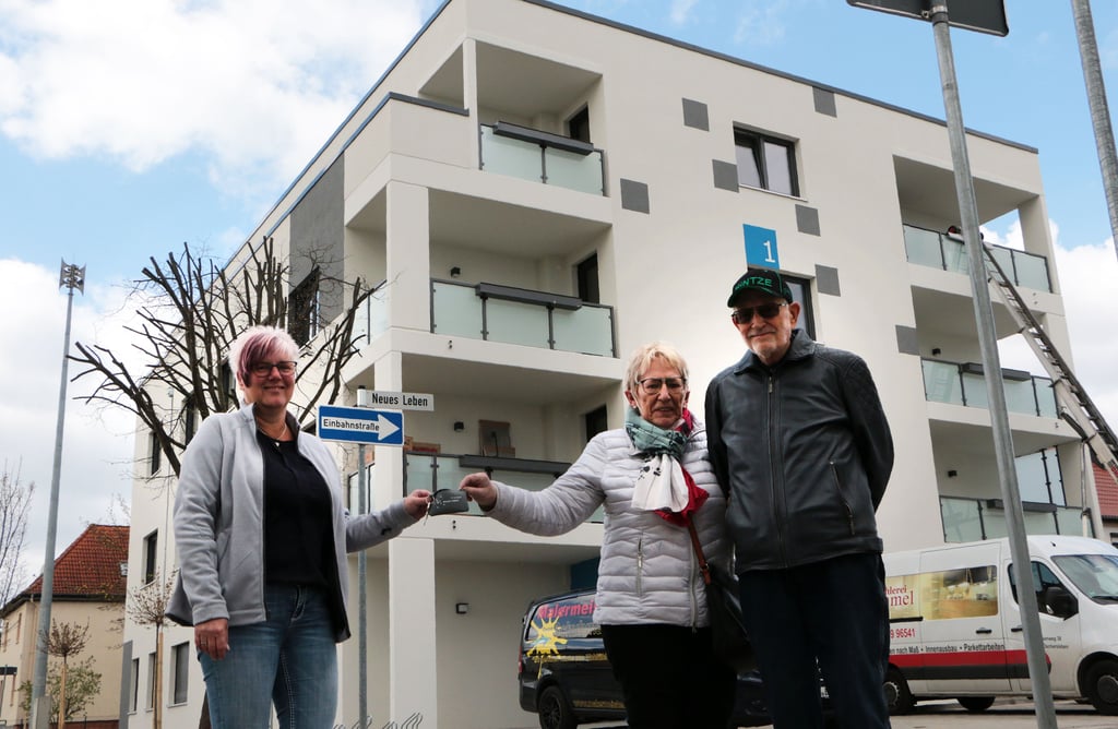Grit Röhrborn von der WG "Neues Leben" in Oschersleben übergibt einen Wohnungsschlüssel an Regina und Manfred Jeworrek.