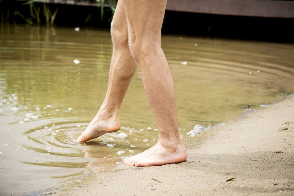 Vorsichtig herantasten: Kaltes Wasser und fehlende Kondition können sonst auf den ersten Schwimmrunden zum Problem werden.