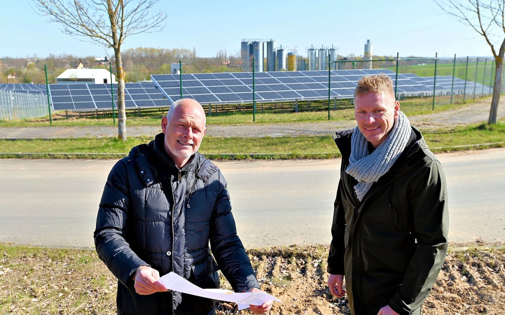 Investor Karsten Mückenheim (l.) schaut mit Sebastian Hron, Experte für Solaranlagenbau, über die Lagepläne des Solarparks in Nessa.