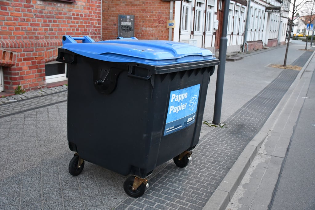 Ein Papiercontainer an der Arendseer Friedensstraße. Dort bleibt alles wie gewohnt, in anderen Bereichen der Einheitsgemeinde sollen Sammelplätze eingerichtet werden.