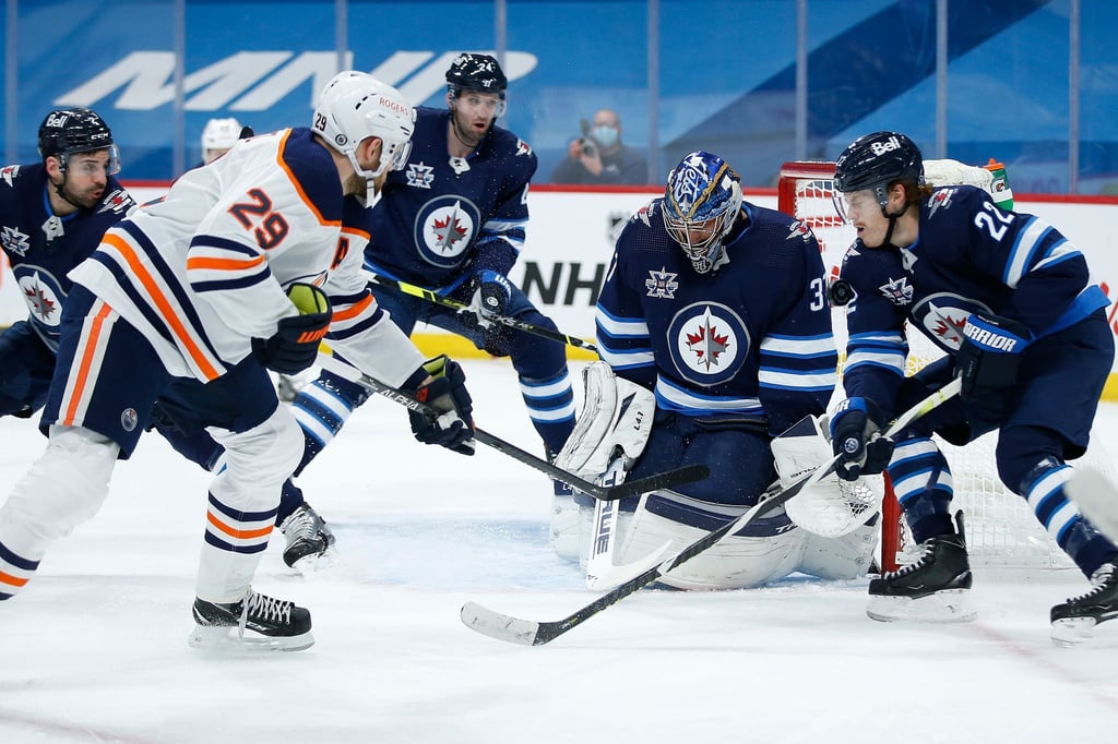 Leon Draisaitl (l) traf beim Oilers-Sieg gegen die Winnipeg Jets.