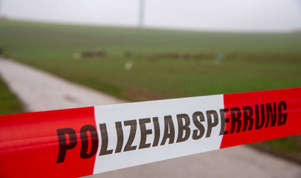 Flatterband der Polizei an einer Unfallstelle