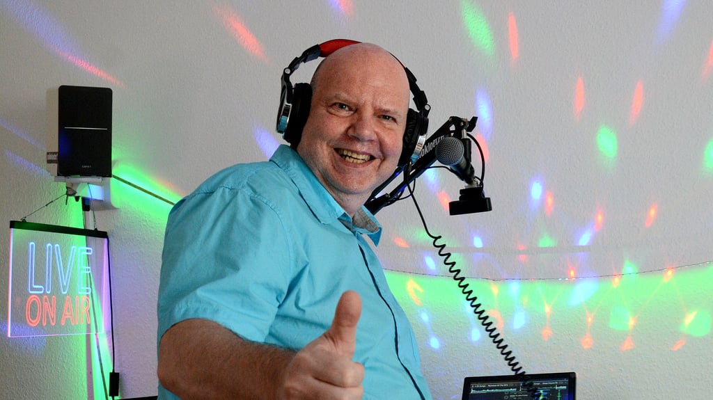 Seit 1977 ist der Klötzer Ralf Hübner als DJ unterwegs. Coronabedingt kann er aktuell allerdings nicht bei Feiern auflegen. Um am Pult nicht einzurosten, hat er "Radiokloetze" ins Leben gerufen. Jeden Sonntag sendet er zwischen 10 und 12 Uhr ein zweistündiges Programm aus seinem Wohnzimmer für die Purnitzstädter.