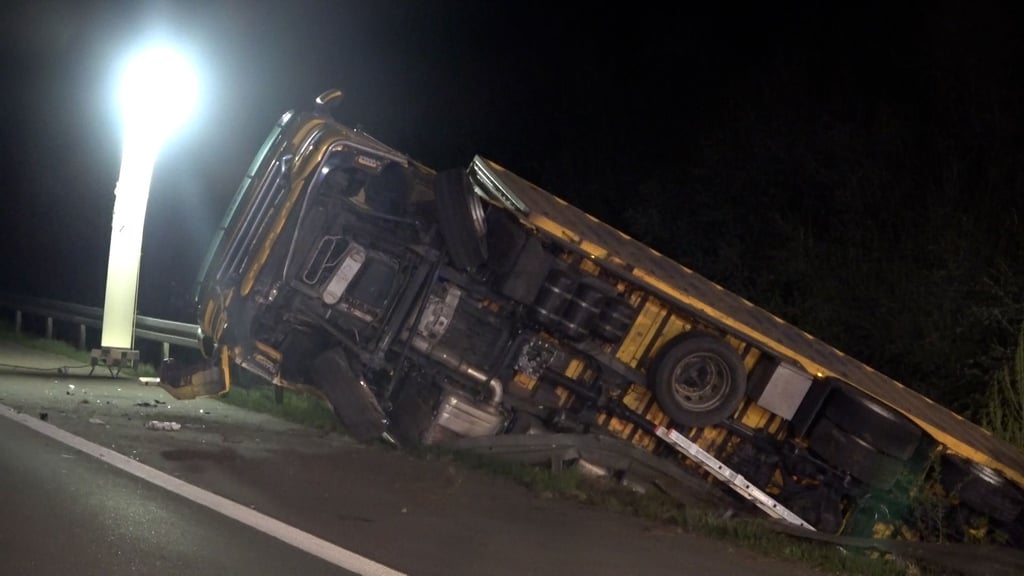 Der LKW kippte auf die Seite.