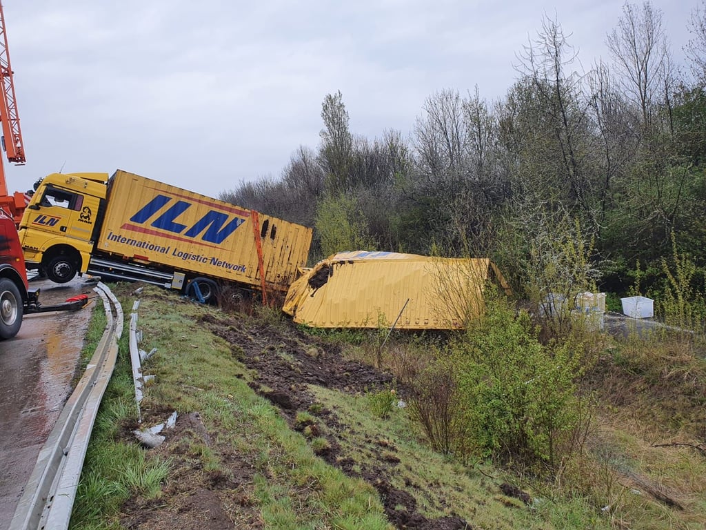 Mithilfe eines Abschleppwagens wird der Lkw aus dem Graben an der A14 bei Schönebeck gezogen.