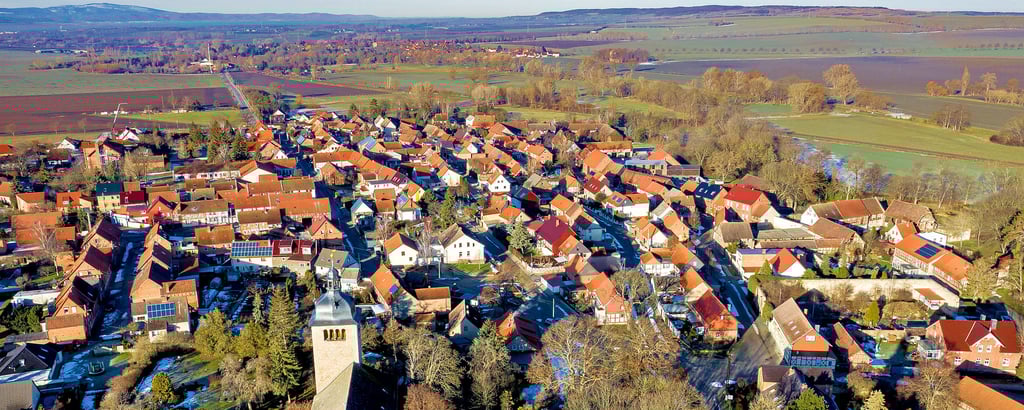 Blick auf Emersleben. Das Dorf gehört bereits seit Mitte der 1990er Jahre als Ortsteil zur Stadt Halberstadt.