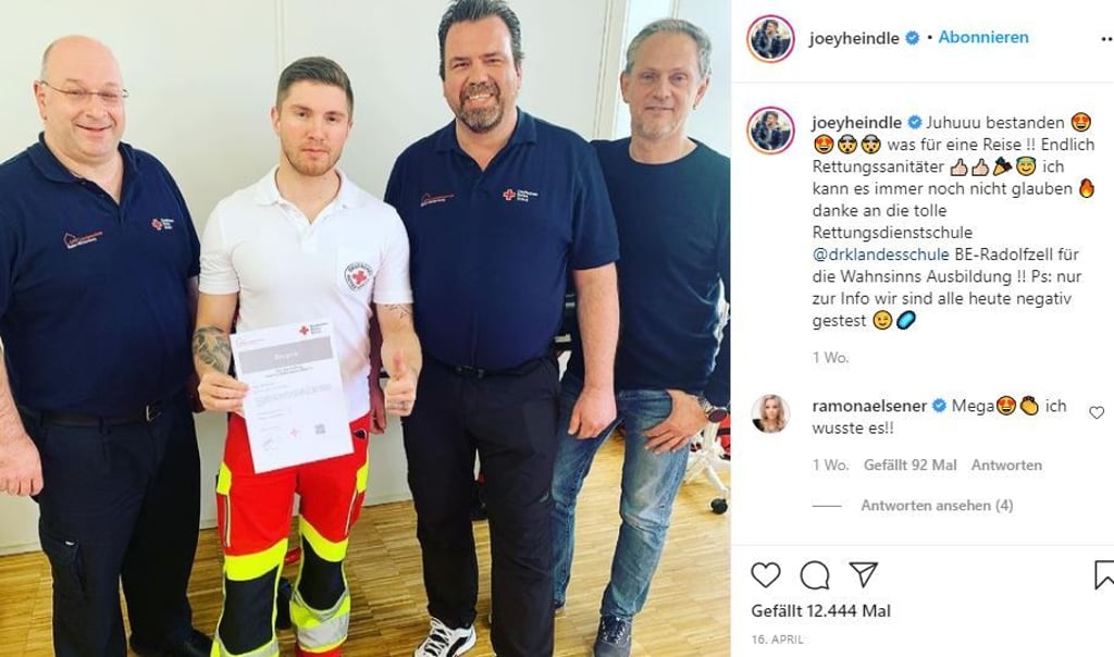 Stolz postet Joey Heindle über seinen erfolgreichen Abschluss als Rettungssanitäter.