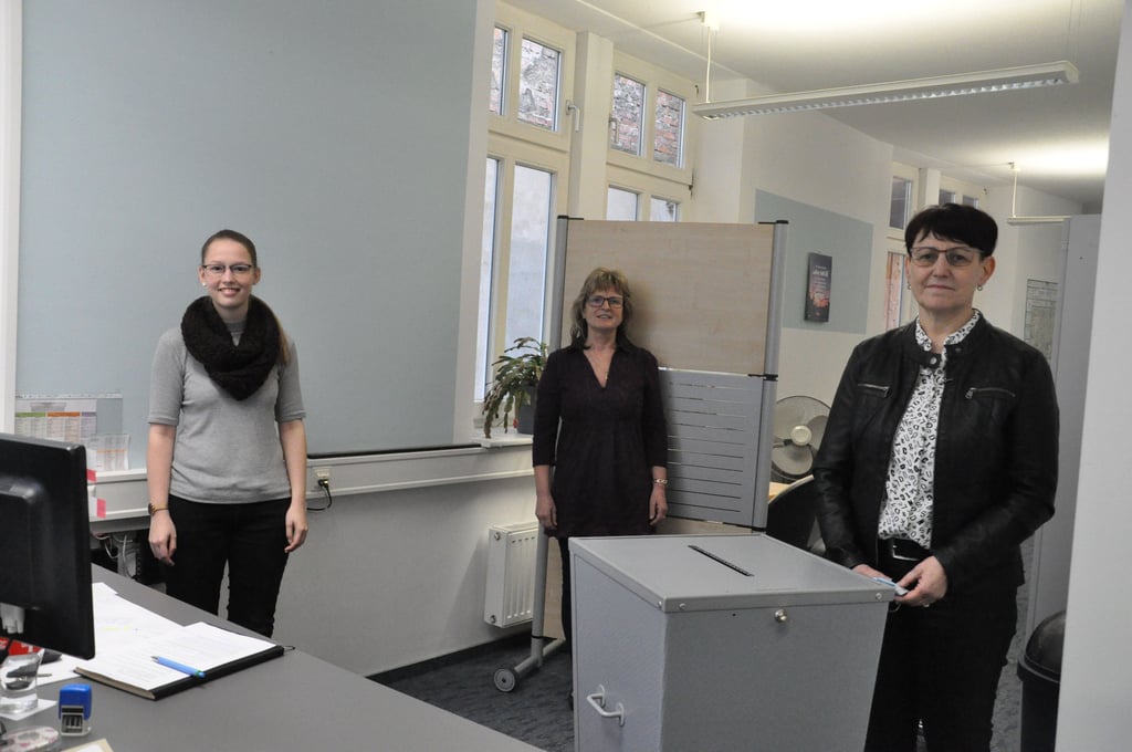Für Wahlen im Bereich der Stadt Gardelegen sind in der Verwaltung Katharina Kramp (von links) und Heidi Wiechmann zuständig, hier mit Isolde Niebuhr, Fachbereichsleiterin für Sicherheit und Ordnung. In ihr Ressort fallen auch die Wahlen. Foto: Cornelia Ahlfeld