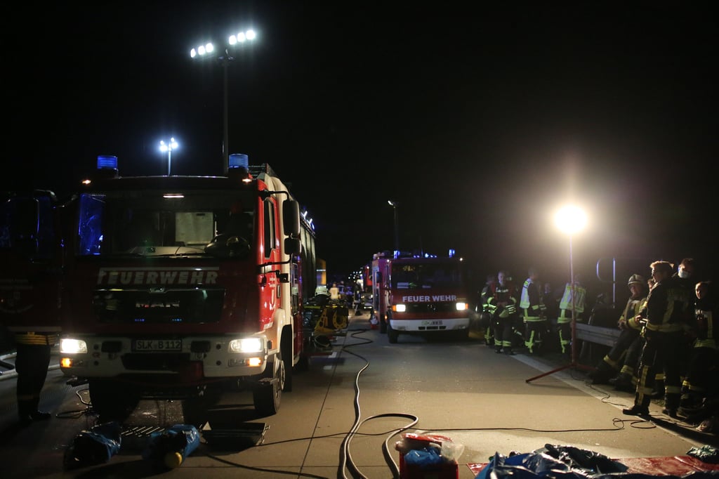 Etliche Einsatzkräfte von Polizei und Feuerwehr halfen dabei, den verunglückten Lkw auf der A14 bei Welsleben zu bergen.