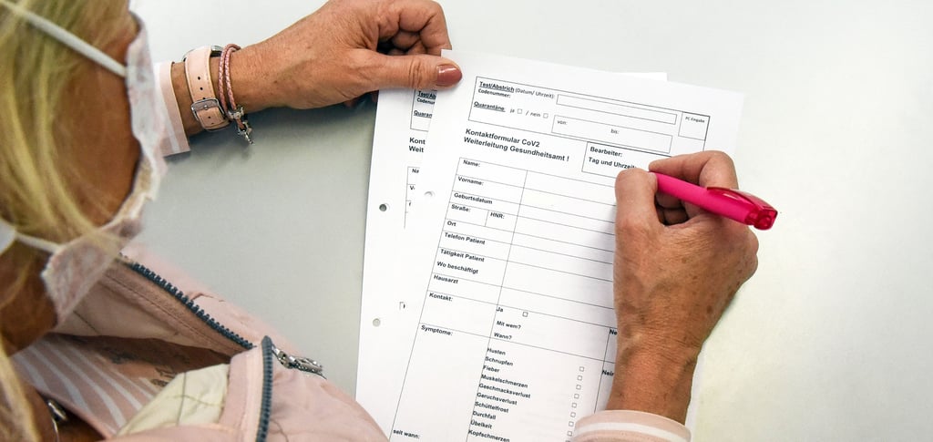 Daten von Kontaktpersonen werden zum Teil auf Papier vermerkt und archiviert.