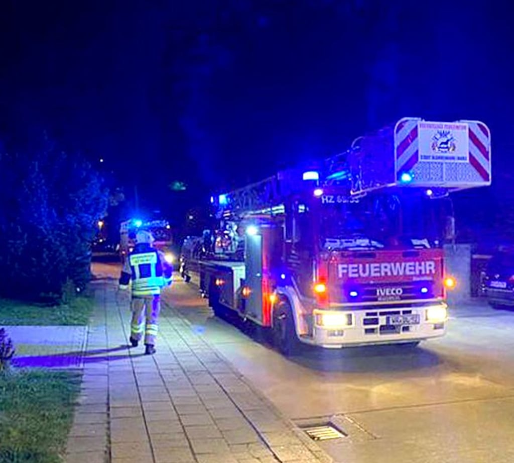 Zu zwei Einsätzen mussten die Kameraden der Freiwilligen Feuerwehr Blankenburg am Dienstagabend ausrücken. Nachdem sie zu einem angeschossenen Hund in die Mauerstraße gerufen wurden, löste im Regenstein ein Heimrauchmelder aus.