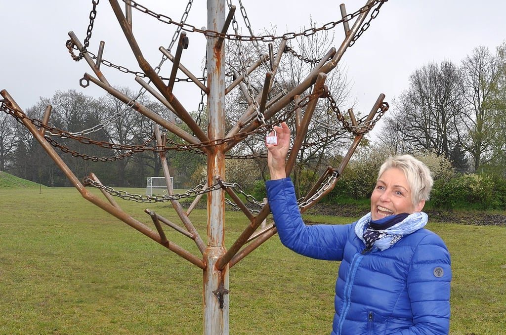 Stadtmitarbeiterin Dagmar Bauer hängte gestern das erste Schloss an den von ihren Kollegen gefertigten Liebesschloss-Baum im Gardelegener Bürgerpark.