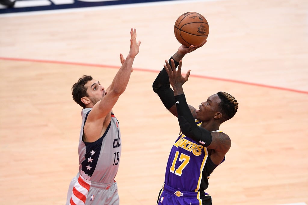 Dennis Schröder (r) von den Los Angeles Lakers gegen Raul Neto von den Washington Wizards.