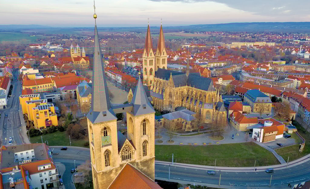 Blick auf das Stadtzentrum Halberstadts, im Vordergrund die Martinikirche, dahinter Dom und Liebfrauenkirche.