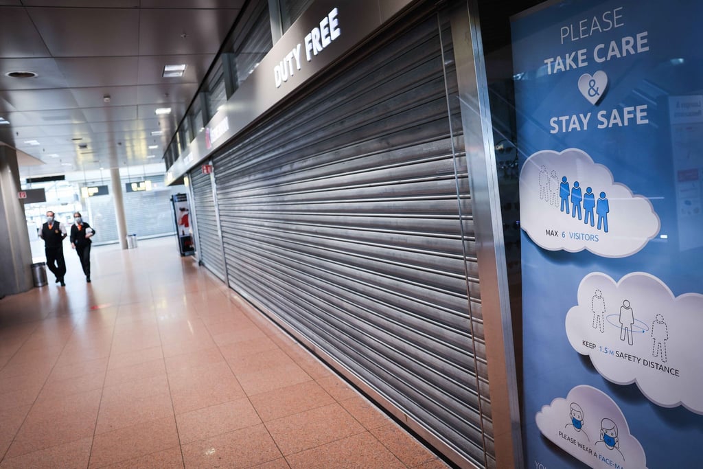 Nur rund zehn Prozent der sonst üblichen Passagiere steigen derzeit am Hamburger Flughafen in ein Flugzeug. Der Duty Free Bereich im Terminal 1 ist geschlossen.
