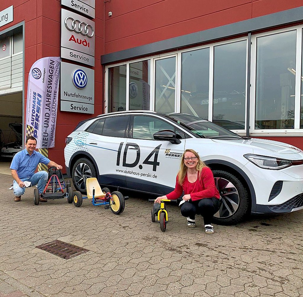 Nach der Generalüberholung holte Fördervereins-Chefin Kerstin Seeger die Fahrzeuge im Autohaus ab, um sie dann in der Kindertagesstätte abzuliefern.