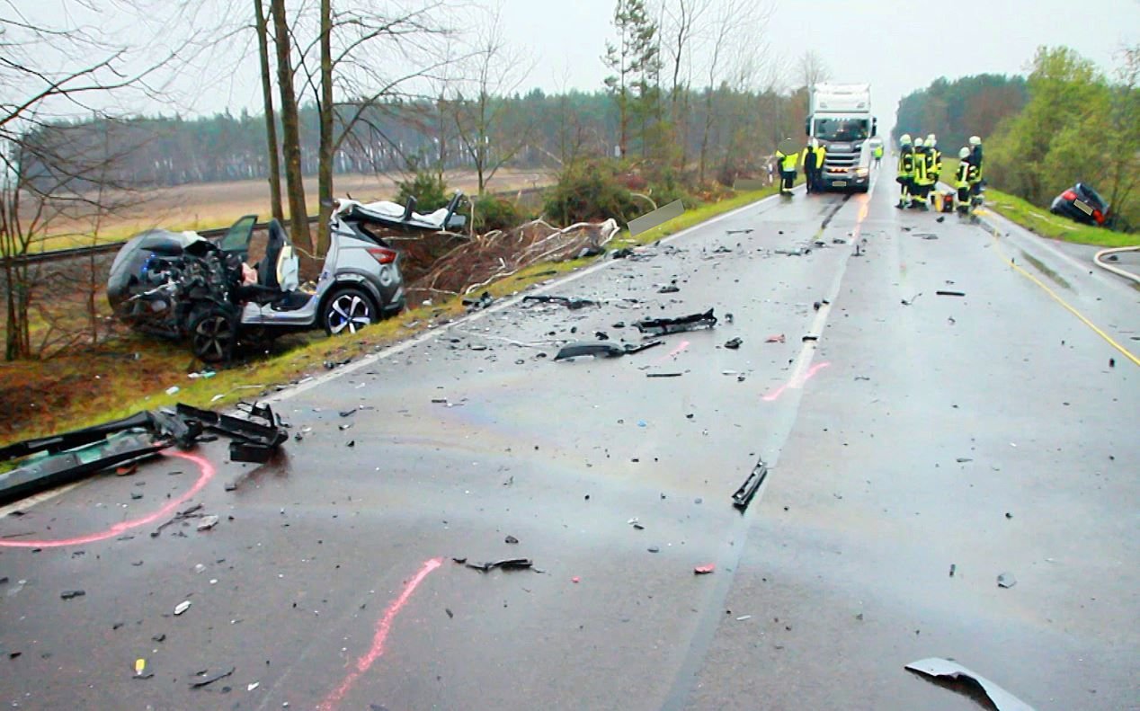 Schwerer Autounfall Im Landkreis Stendal: BMW Und Nissan Kollidieren ...