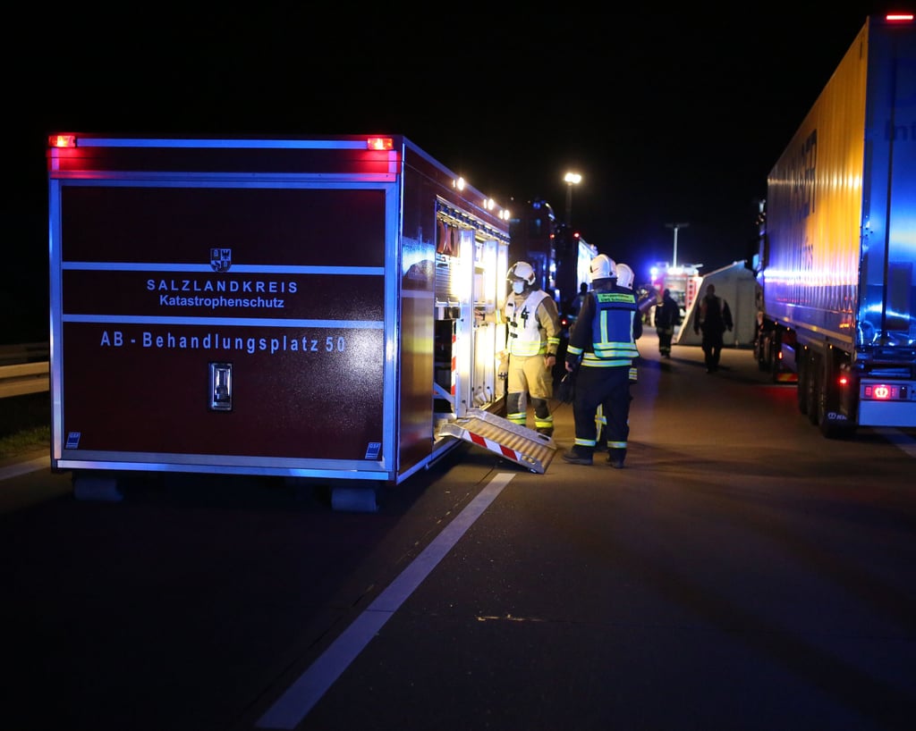 Etliche Einsatzkräfte von Polizei und Feuerwehr halfen dabei, den verunglückten Lkw auf der A14 bei Welsleben zu bergen.