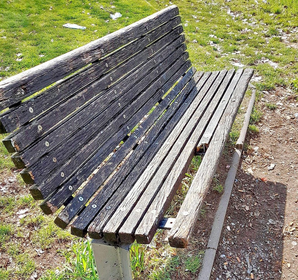 Eine kaputte Bank in Groß Börnecke.