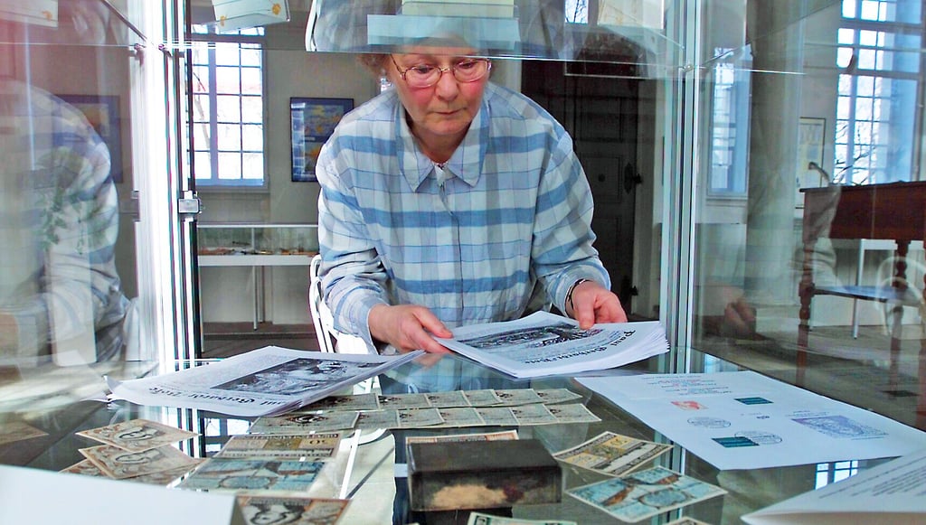 Wilma Deissner hat 2003 die Vitrine mit dem Gräfenhainichener Notgeld von 1921 in der Paul-Gerhardt-Kapelle gestaltet.