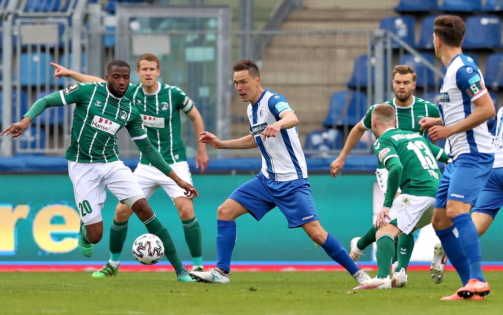 Auch wenn er von vier Gegenspielern umringt ist, behält Alexander Bittroff (M.) die Ruhe. Beim 1:0-Heimsieg gegen Lübeck kehrte er nach seiner Gelb-Rot-Sperre zurück und es stand direkt wieder die Null.