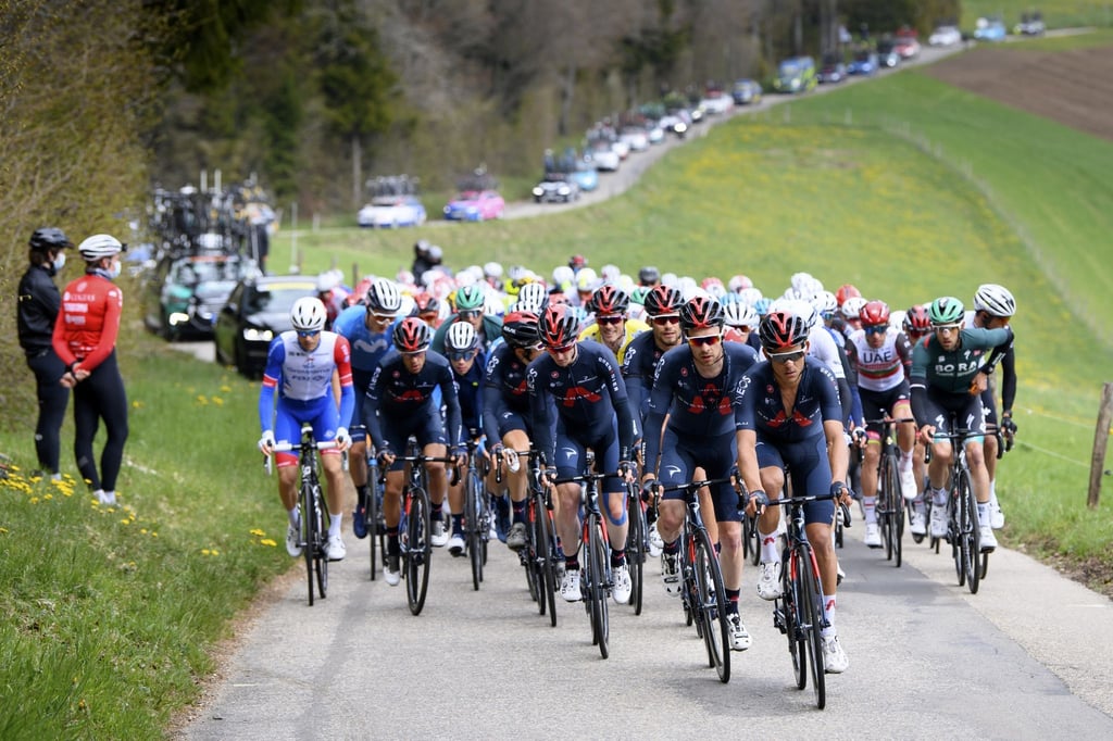 Das Fahrerfeld auf der 2. Etappe der Tour de Romandie von La Neuveville nach Saint-Imier über 165,70 Kilometer.