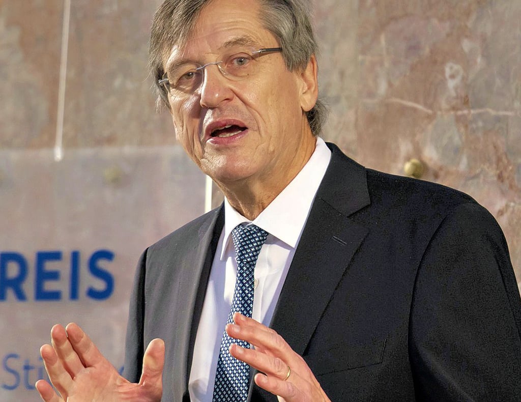 Prof. Dr. Dr. Karl-Heinz Paqué leitet den Lehrstuhl für Internationale Wirtschaft an der Guericke-Universität Magdeburg. Zugleich ist er als FDP-Politiker Vorstandsvorsitzender der Friedrich-Naumann-Stiftung für die Freiheit  und  Vize-Präsident  von Liberal International, dem Weltverband liberaler Parteien mit fast 90 Mitgliedern. 
