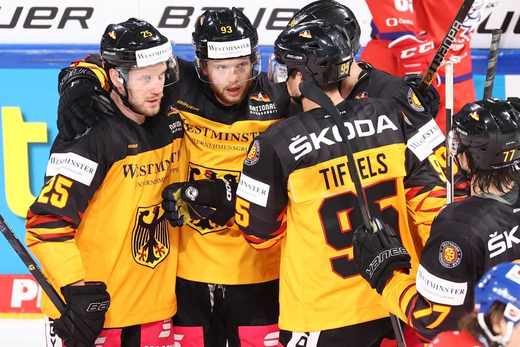 Die deutschen Spieler feiern den Anschlusstreffer zum 1:2 gegen Tschechien.