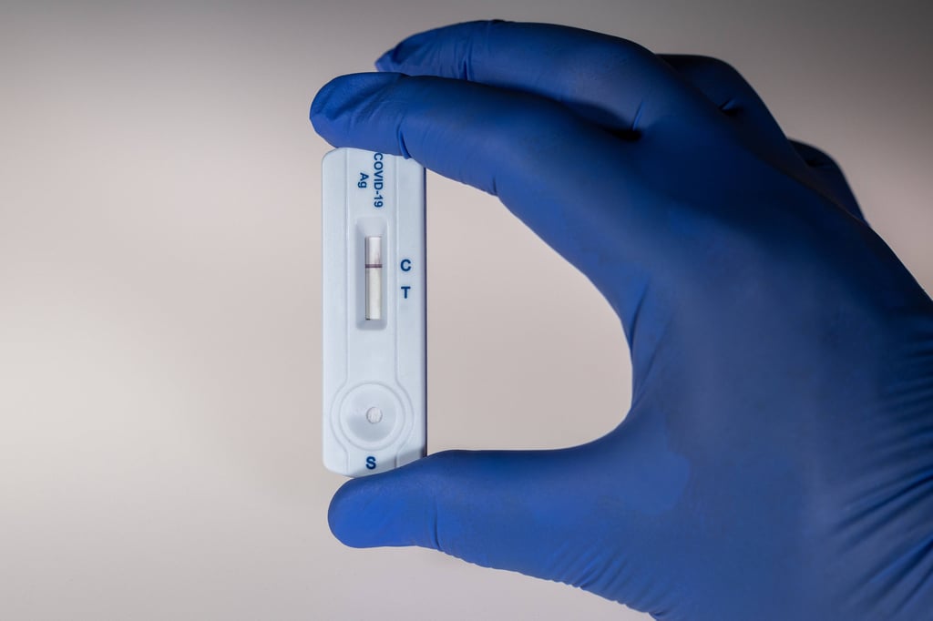 Eine Impfung oder ein negativer Test sollen künftig für Erleichterungen sorgen.