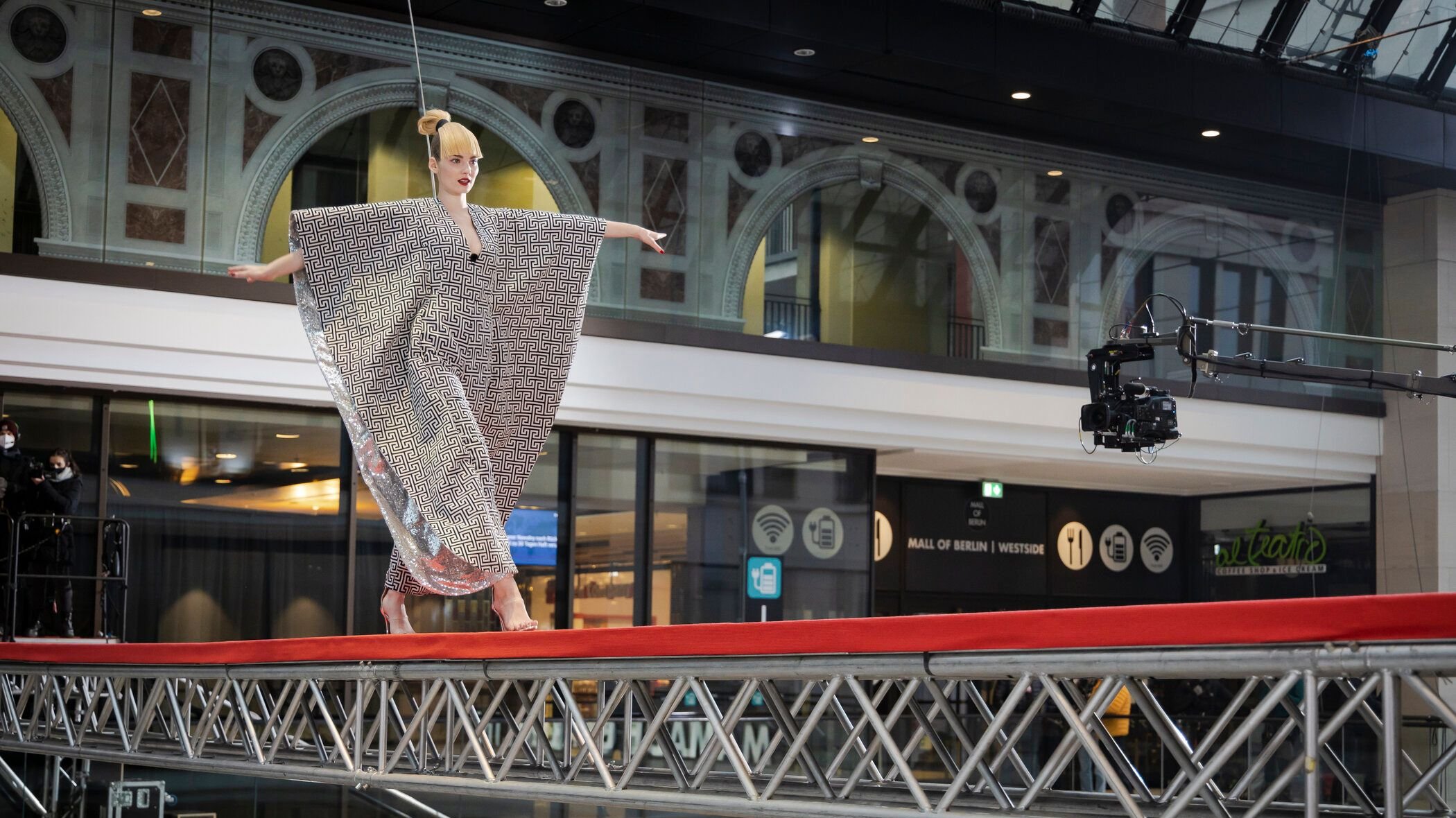 Luca Vanak auf dem Laufsteg in luftiger Höhe.