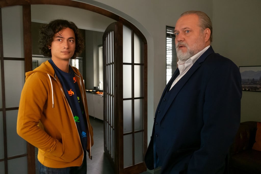 Richard Voss (Jan-Gregor Kremp, r) zeigt Joshua Tuttlinger (Yan Balistoy) die Büroräume der Mordkommission.