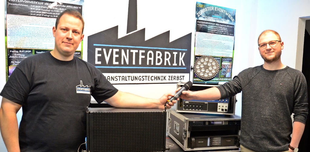 Fabian Niese, Inhaber der Zerbster Firma Eventfabrik Veranstaltungstechnik Zerbst und Lukas Bergholz, Schlagzeuger bei der Band The Artcores.