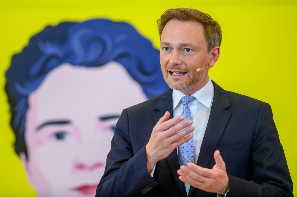 Parteichef Christian Lindner steht beim Wahlkampfauftakt der FDP für die Landtagswahl in Sachsen-Anhalt auf dem Podium und spricht zu den Zuschauern der Online-Veranstaltung.