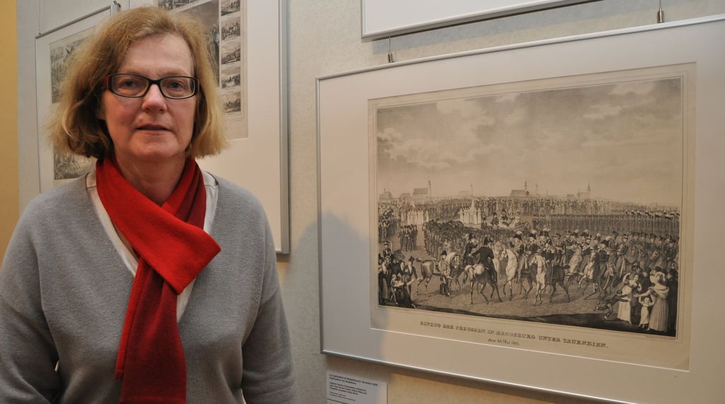 Kuratorin Karin Kanter vor einer Darstellung des Einzugs der Preußen in Magdeburg im Jahre 1814. Das Kulturhistorische Museum Magdeburg zeigt in einer Sonderschau zum 200. Todestag des französischen Kaisers Napoleon Bonaparte Karikaturen sowie historische und historisierende Darstellungen.